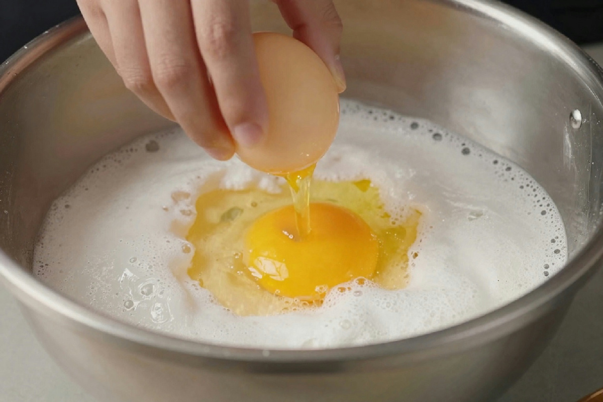 Montare gli albumi a neve perfetta: il trucco che i pasticceri conoscono per risultati da maestro